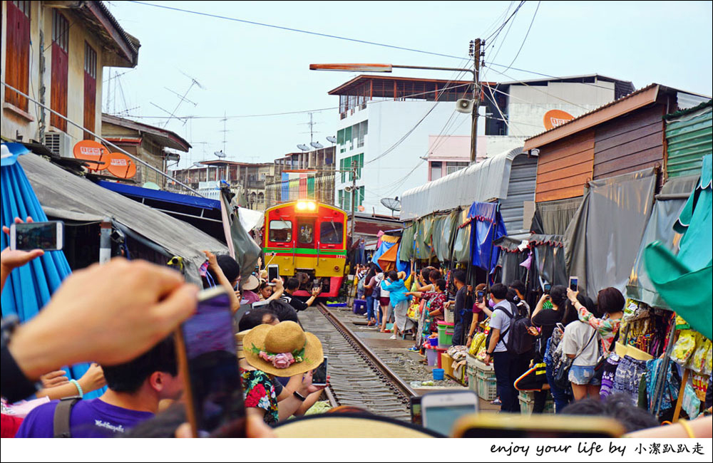 泰國景點︱美功鐵道市場 曼谷近郊一日遊推薦，火車撞進菜市場奇景！