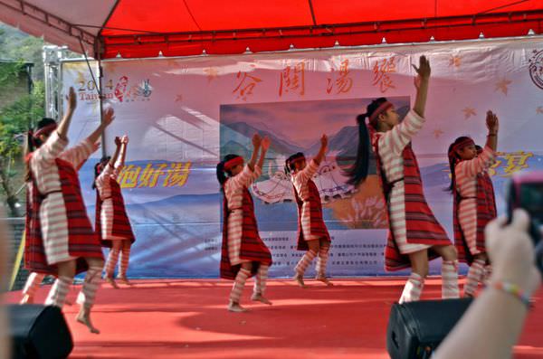 在地的和平國中以傳統原住民舞蹈迎賓.JPG